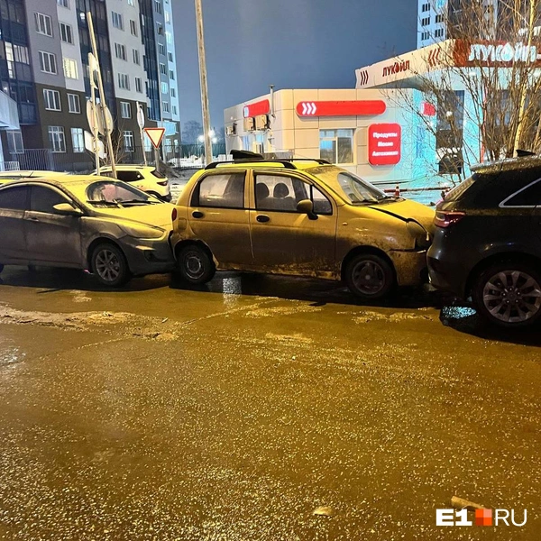 «Пьяный. Помчал со всей дури». В Екатеринбурге водитель разгромил шесть машин и уехал прочь | Источник: читательница E1.RU