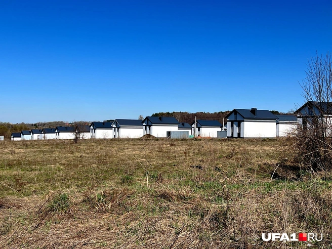Пустое поле и одинаковые дома | Источник: Андрей Бирюков / UFA1.RU