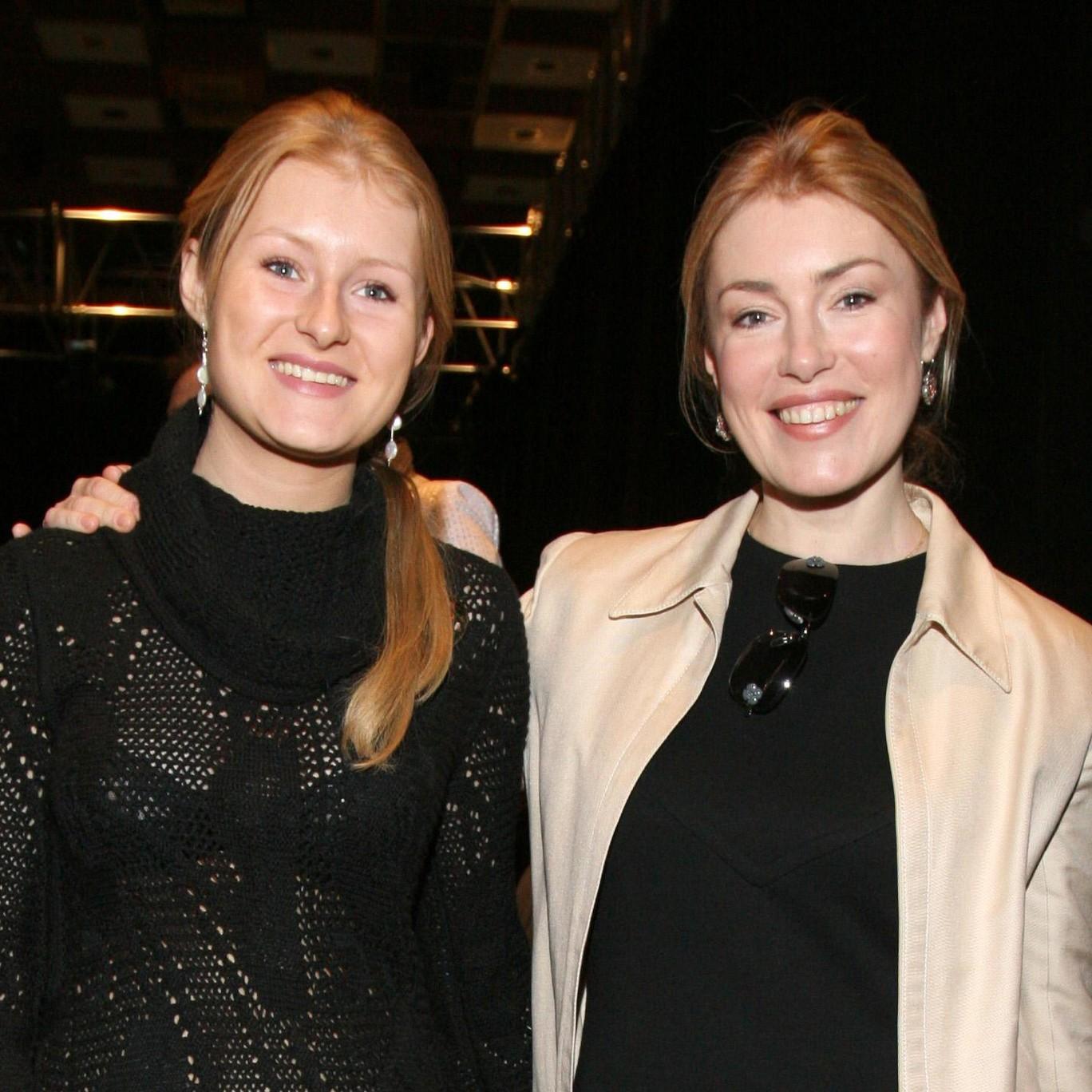 Дочь Марии Шукшиной, ставшая качком, обмотала полуобнаженное тело гирляндой и поздравила всех