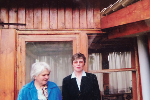 Венета Шарова (на фото снизу, слева) привела Ванию в дом знаменитой ясновидящей