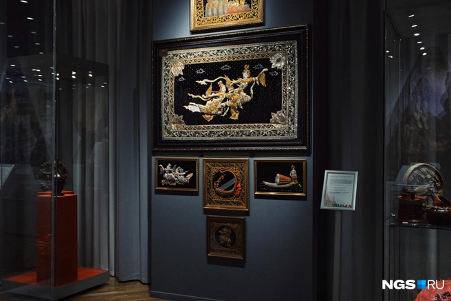 Большинство картин на выставке вышиты золотыми нитями и стразами | Источник: Маргарита Резникова / NGS.RU