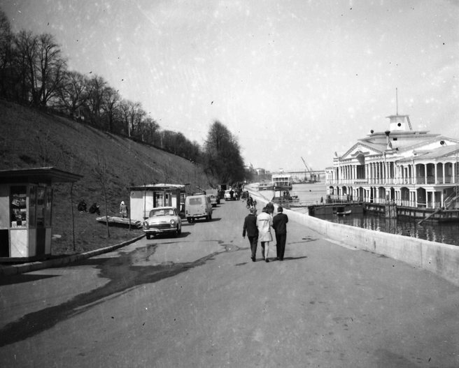 Раньше на нижнем ярусе было больше киосков | Источник: Виктор Латышев