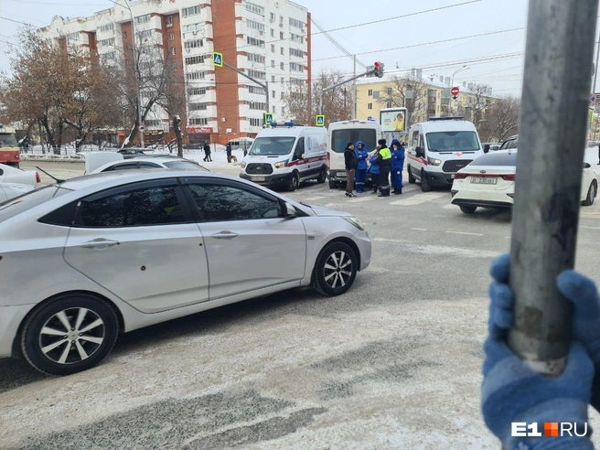В Екатеринбурге скорая с пациентом на борту попала в аварию | Источник: читатель E1.RU