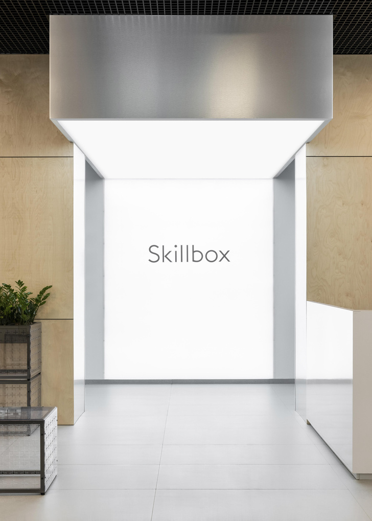 Офис интернет-компании Skillbox с модульной мебелью