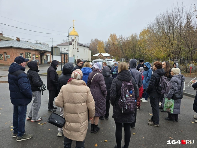 В воскресный полдень на кладбище собрались десятки людей | Источник: Семен Коротов-Майбах / 164.RU