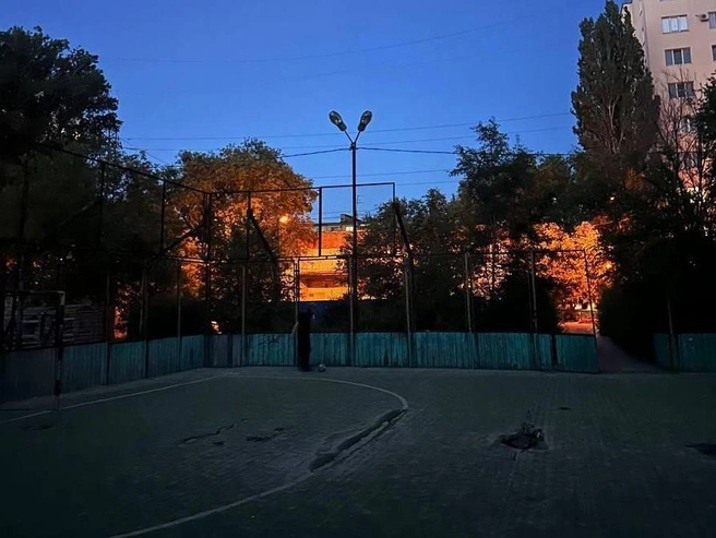 Несмотря на необходимость ремонта, эта площадка пользуется спросом у жителей окрестных домов | Источник: читатели V1.RU