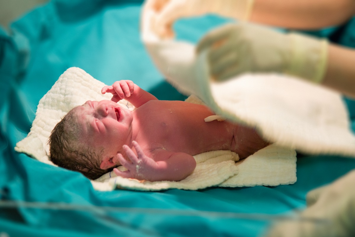 Что происходит с новорожденным в роддоме?