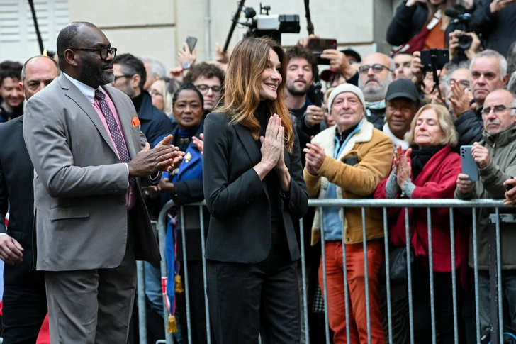 Карла Бруни благодарит людей, пришедших проводить в тюрьму Николя Саркози, 21 октября 2025 года | Источник: Starface