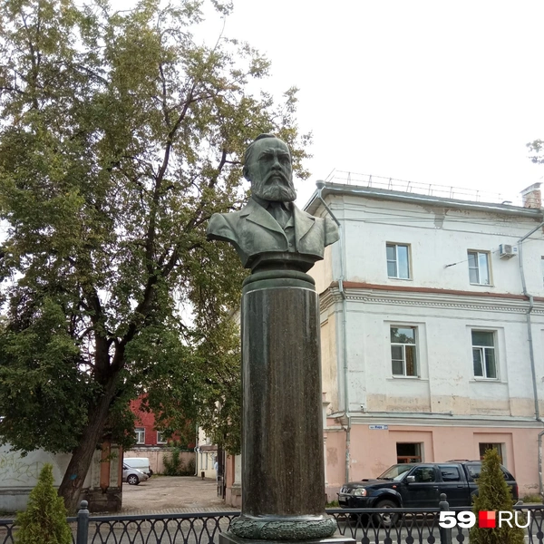 Памятник Александру Островскому | Источник: Вероника Свизева / 59.RU