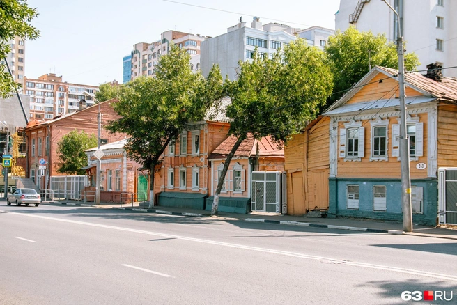 Большинство домов, попавших под изъятие, — старенькие избушки | Источник: Роман Данилкин