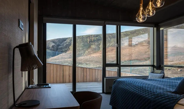 Workation-отель Fosshotel Glacier Lagoon в Исландии расположен между национальным парком Скафтафетль и ледниковой лагуной Йёкюльсаурлоун. В номерах оборудованы удобные рабочие места. | Источник: islandshotel.vettvangur.is
