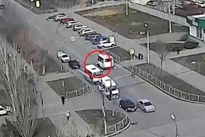 В Волжском маршрутка сбила человека на зебре