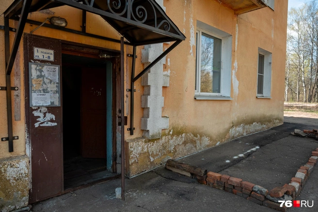 Несмотря на относительно недавний капремонт, стены дома уже покрылись плесенью и мхом | Источник: Александр Куренной / 76.RU