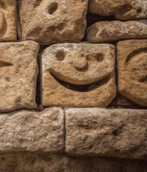Смайлик и фаллос: в римских руинах нашли древний рельеф исключительного качества