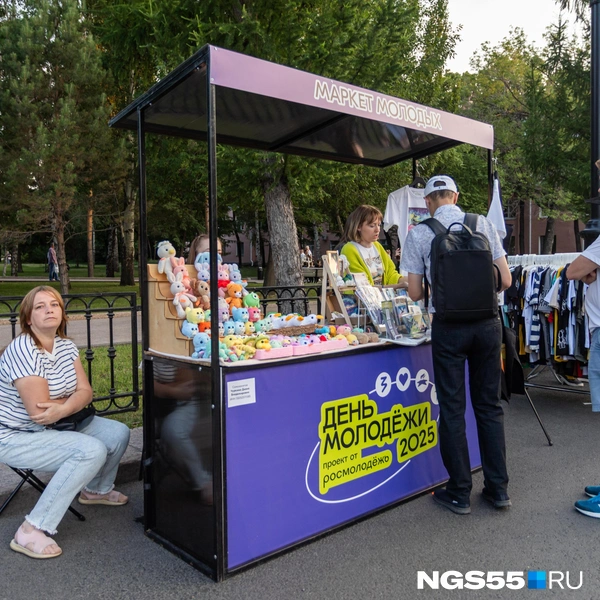 Обязательно нужно было купить сувенир  | Источник: Кирилл Башинский / NGS55.RU 