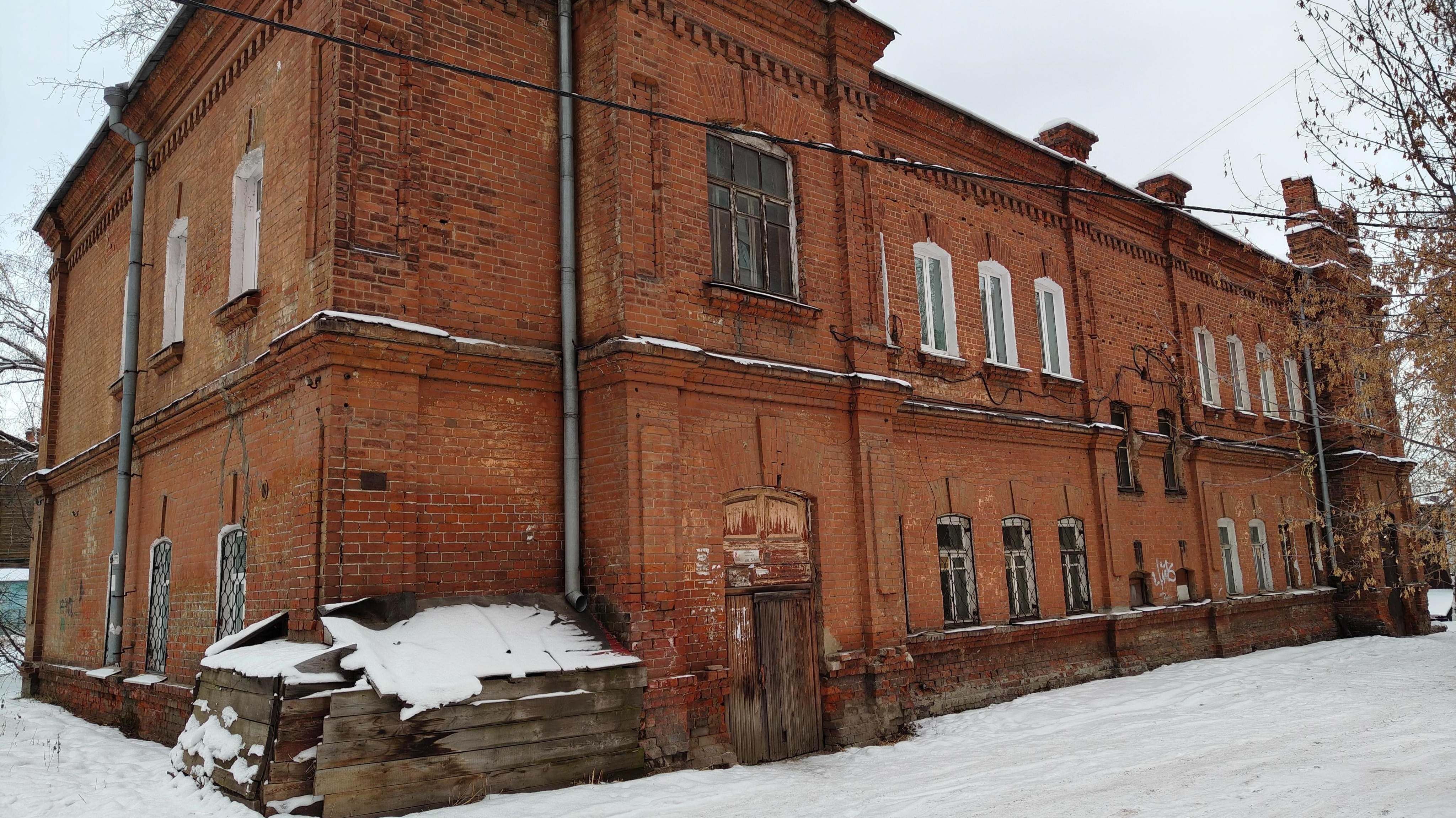 «Это дом-брошенка»: как иркутяне живут в 120-летнем офицерском корпусе и спасают его от разрушения и наркоманов