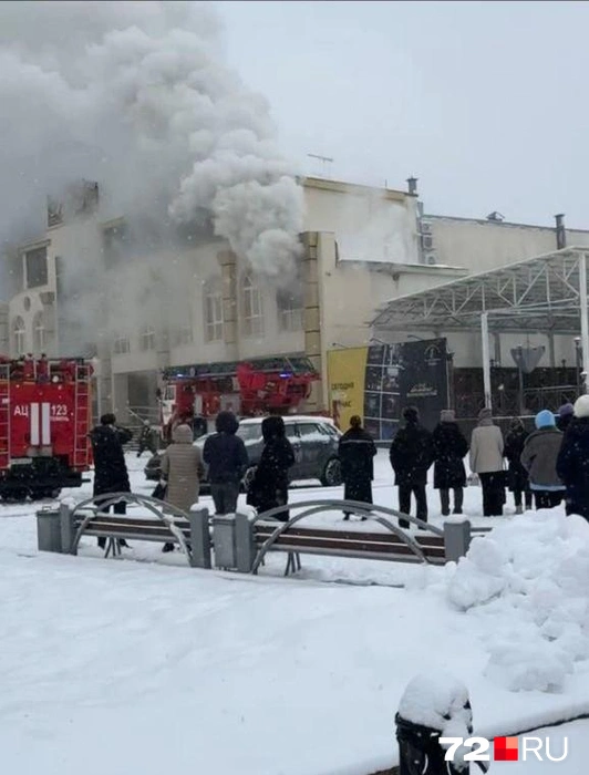 В Тюмени горели «Золотые ворота Сибири» — здание в самом центре города  | Источник: читатель 72.RU 