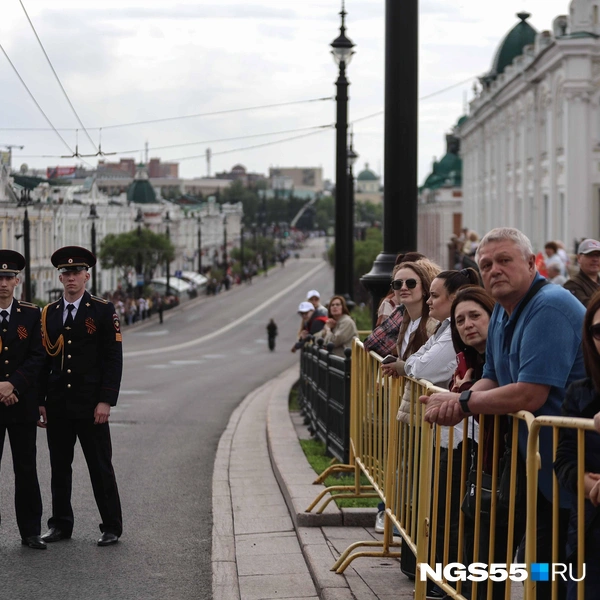 Кто-то предпочитал наблюдать за всем за желтой рамкой | Источник: Евгений Софийчук / NGS55.RU