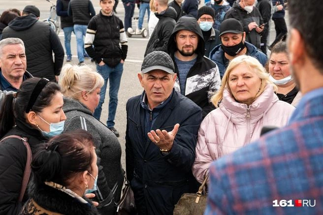 В мае 2021 года десятки предпринимателей с закрытых под Ростовом рынков осадили прокуратуру области и жаловались на запрет работать | Источник: Евгений Вдовин / 161.RU
