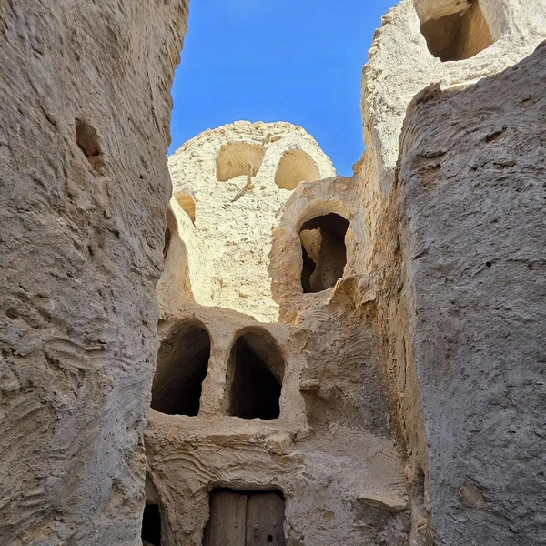 «Городок хоббитов» и подземный дом на 8 семей в пустыне: россиянин рассказал, зачем стоит лететь в Ливию