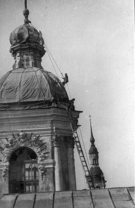 Маскировка главного купола Никольского собора. Подъем на главку. Июль 1942 года. Фотограф Давыдов С.Н. | Источник: КГИОП