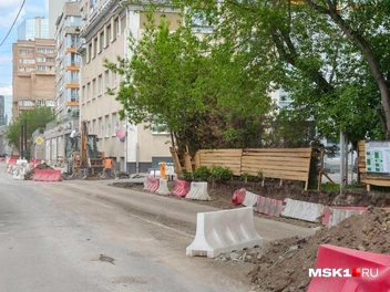 Вместо тротуаров на Суворовской теперь земля | Источник: Екатерина Рябчук / MSK1.RU