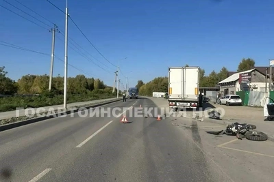 Мотоциклист погиб под колесами Scania в Новосибирске