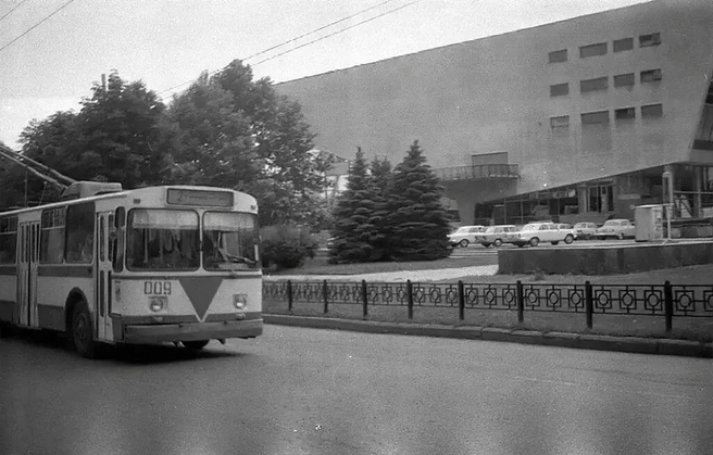 Улица Красная, кинотеатр «Аврора», 1990 год | Источник: Герман Майоров