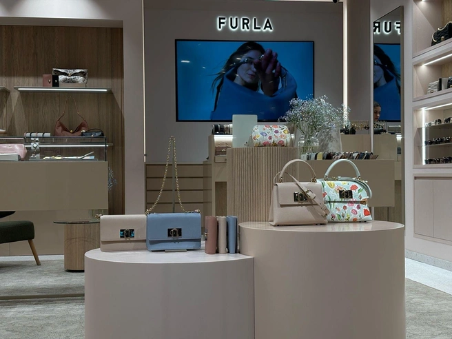 Милых дам всегда порадуют аксессуары от брендов «Эконика» и Furla | Источник: ТРК&nbsp;Космопорт