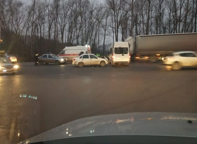 На трассе М5 под Рязанью легковушка въехала в микроавтобус | ya62.ru