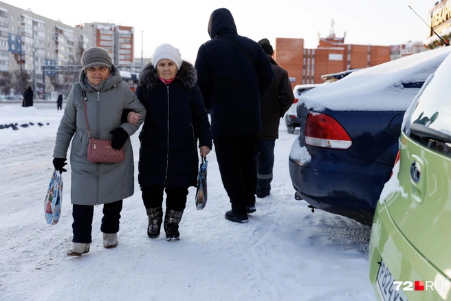 Если держаться друг за друга, то по скользким и заваленным снегом улицам пройти легче | Источник: Ирина Шарова / 72.RU
