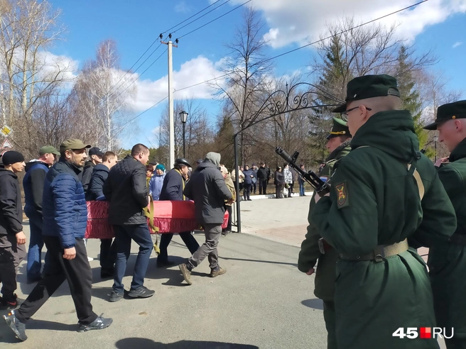 Мероприятие прошло в центре села — у обелиска в сквере Победы | Источник: Надежда Тихомирова / 45.RU