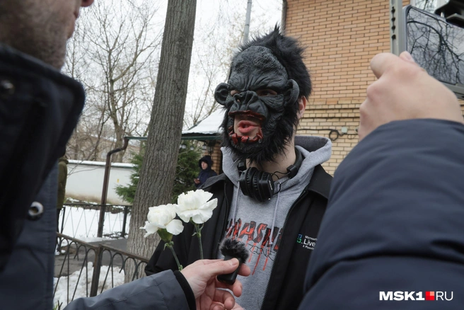Один парень пришел в маске гориллы — в такой же рэпер выступал на концертах | Источник: Дмитрий Толстошеев / MSK1.RU