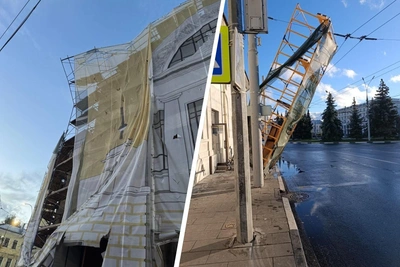 У Волковского театра в Ярославле повалило леса
