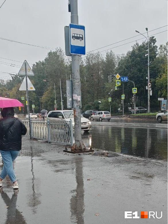 Светофоры не выдерживают в такую погоду | Источник: Читатель E1.RU