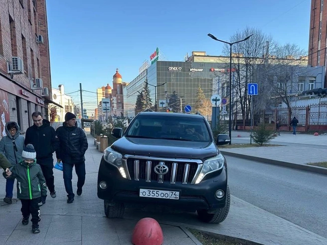 Осенний инцидент: Land Cruiser с ОООшными номерами не только въехал на тротуар, но водитель еще и обхамил автора снимка. Как выяснилось, на внедорожнике ездит глава Брединского района Николай Плохих. ГАИ провела с ним и его водителем беседу | Источник: читатель 74.RU