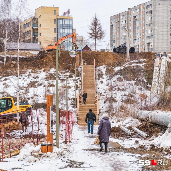 Раньше этот проход был окружён деревьями, но сейчас по обе стороны от него стройплощадка | Источник: Тимофей Калмаков / 59.RU