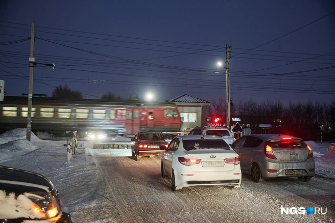 К станции приезжают со всех ближайших улиц  | Источник: Александр Ощепков / NGS.RU