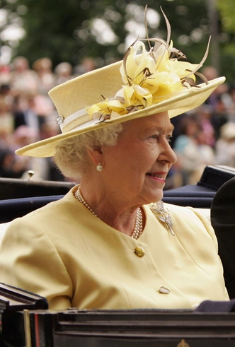 Делайте ставки, господа: шляпки Королевы на Royal Ascot