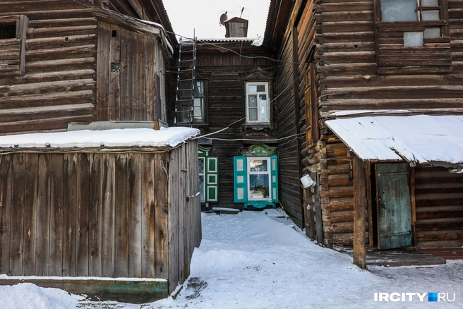 В окнах домов горит свет, люди здесь живут по сей день | Источник: Ксения Филимонова / «ИрСити»