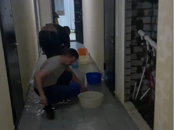 Тазы, сапоги и ведра всегда наготове: жители нового жилого комплекса в Волгограде стали заложниками прорывов водопровода
