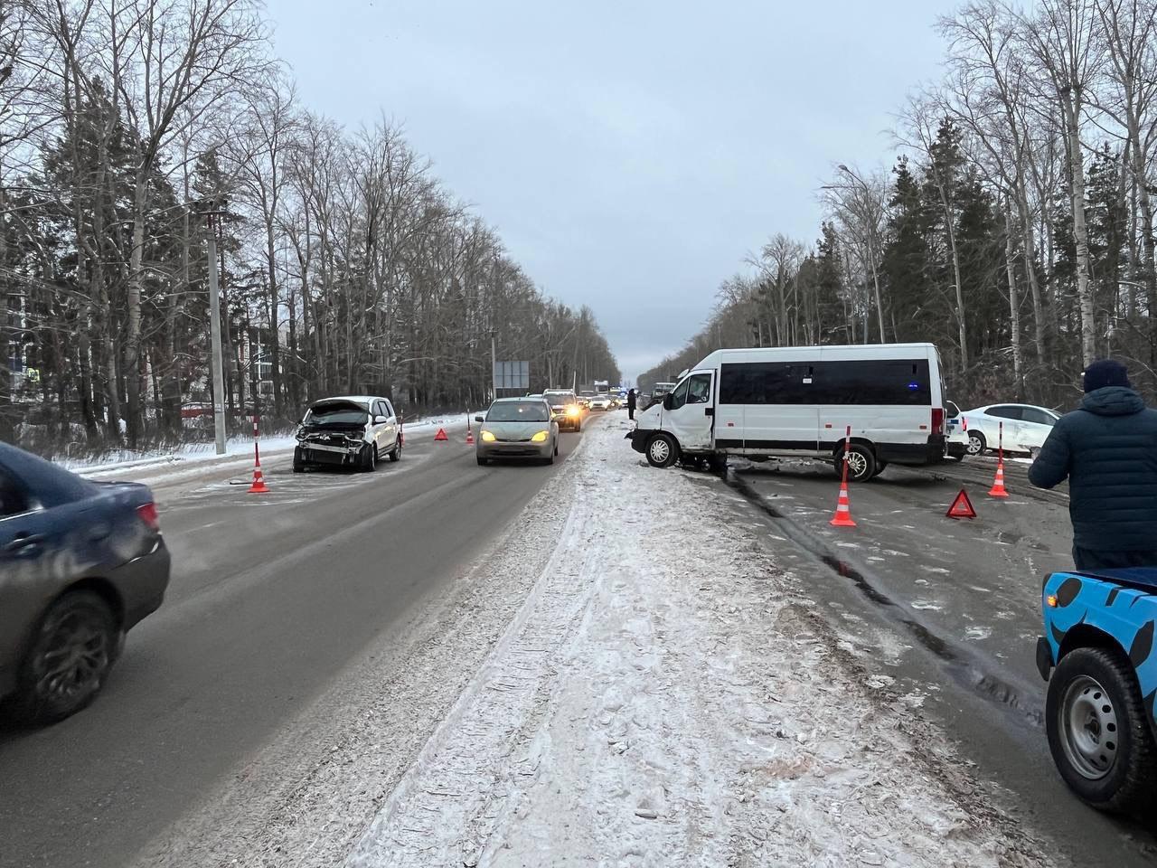 Под Тюменью водитель устроил массовую аварию. Он зацепил обочину и вылетел на встречку 