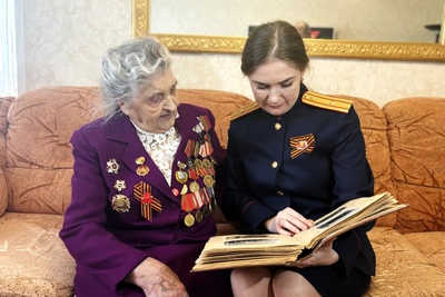 Сотрудники СК навестили 100-летнюю ветерана Клавдию Младенцеву