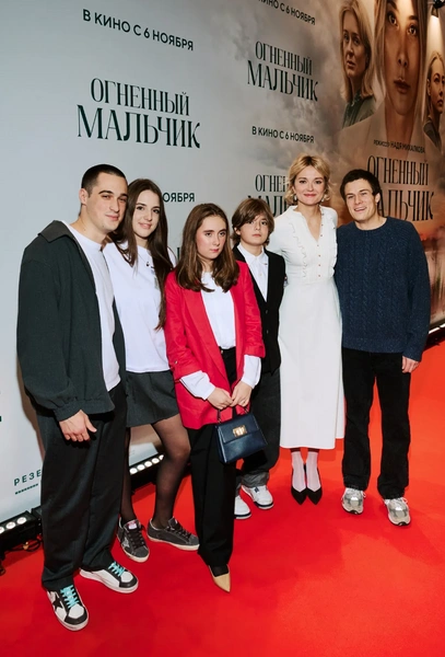 Надежда Михалкова с детьми и племянниками | Источник: Соцсети