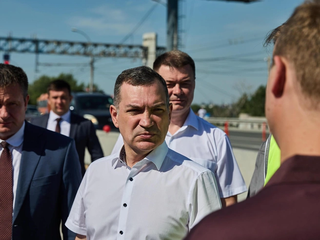 Мэр Максим Кудрявцев поставил задачу закончить ремонт проезжей части к 1 октября | Источник: Александр Ощепков / NGS.RU