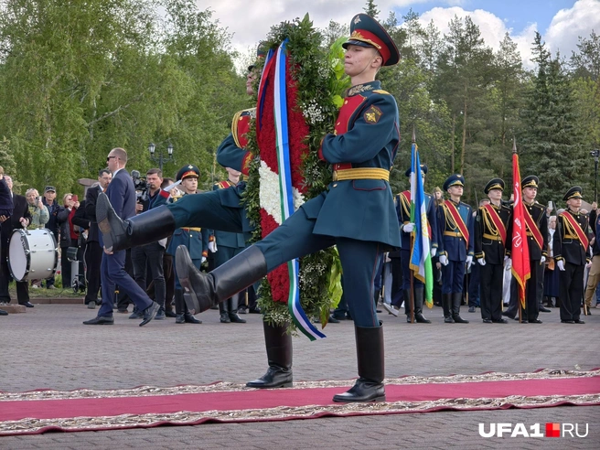 В Парке Победы возложили цветы к Вечному огню | Источник: Булат Салихов / UFA1.RU