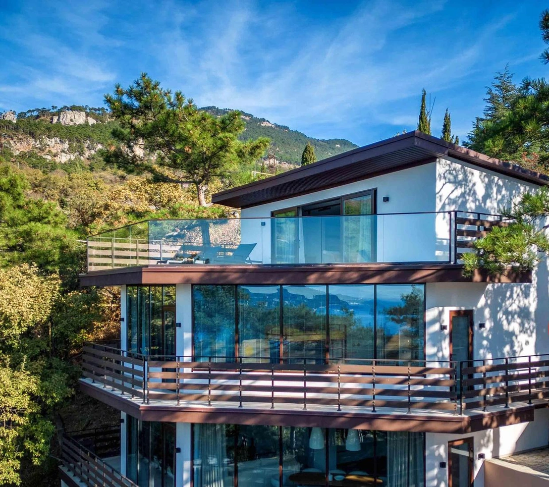 Дом 250 м² для большой семьи в Ялте | Источник: Сергей Ананьев