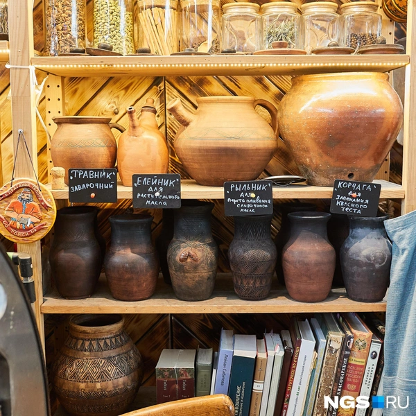 Антон рассказывает не только про квас, но и про русский уклад | Источник: Александр Ощепков / NGS.RU