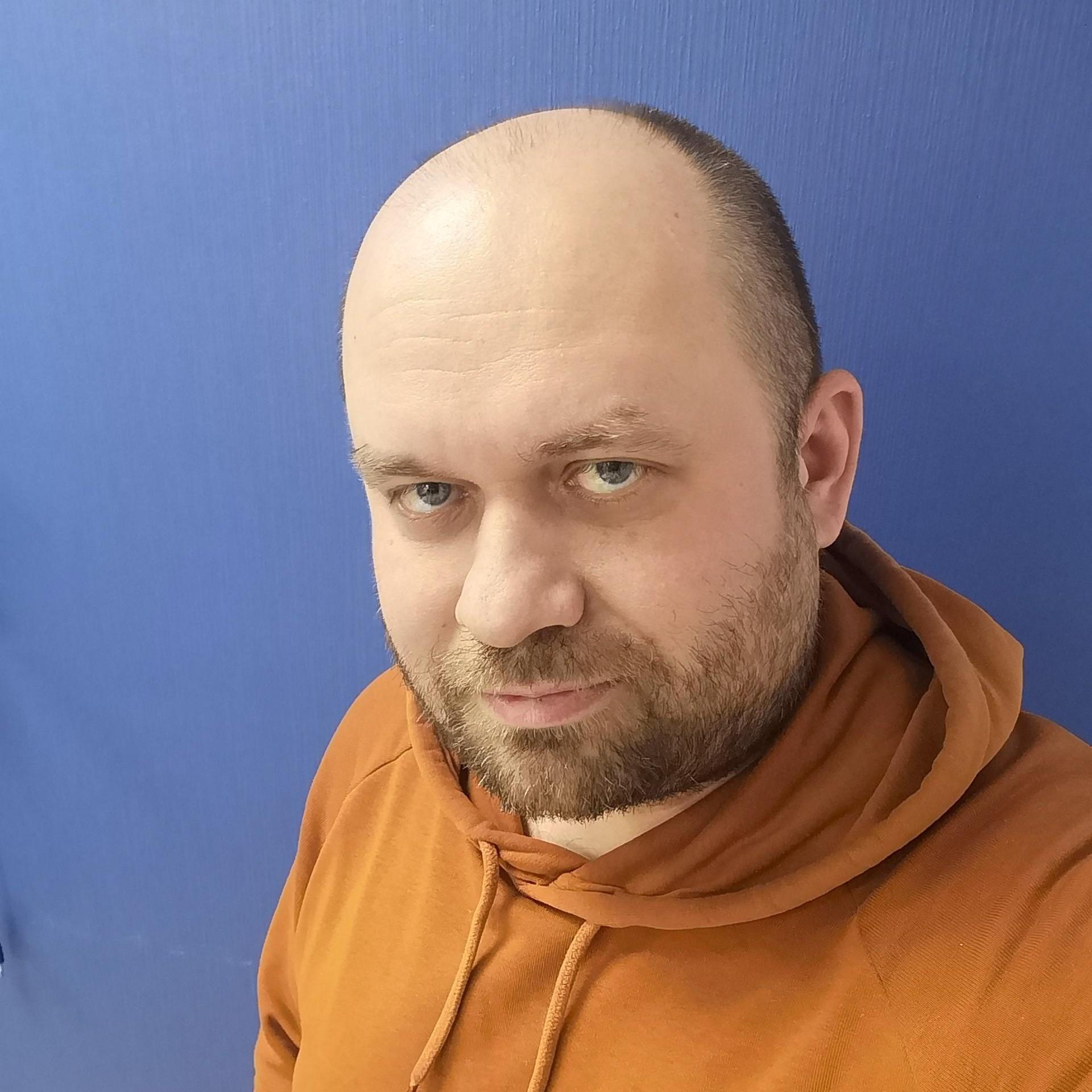 <p>Евгений Зиновьев</p>