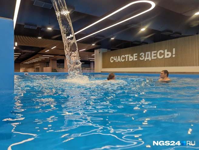 У бассейна два водопада | Источник: Мария Ленц / NGS24.RU